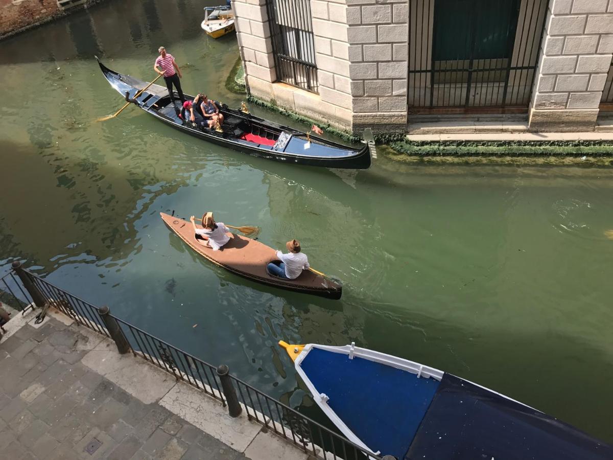 B&B Al Teatro With Canal View Venetië Buitenkant foto