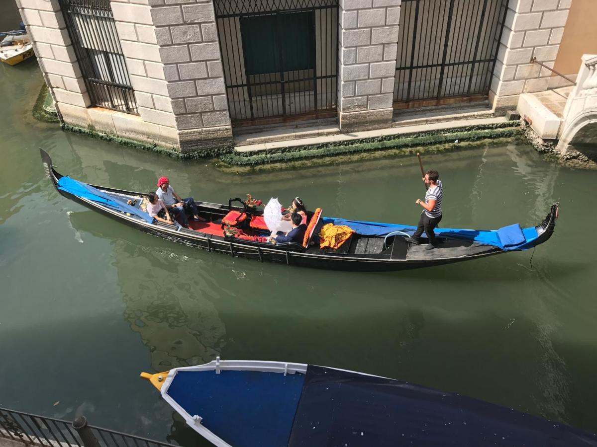 B&B Al Teatro With Canal View Venetië Buitenkant foto