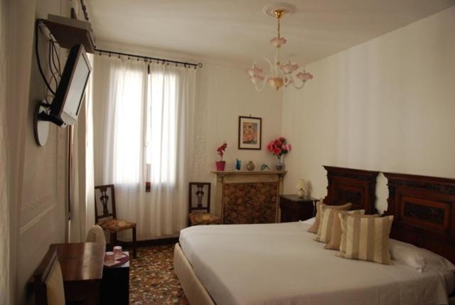 B&B Al Teatro With Canal View Venetië Buitenkant foto