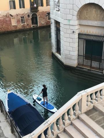 B&B Al Teatro With Canal View Venetië Buitenkant foto
