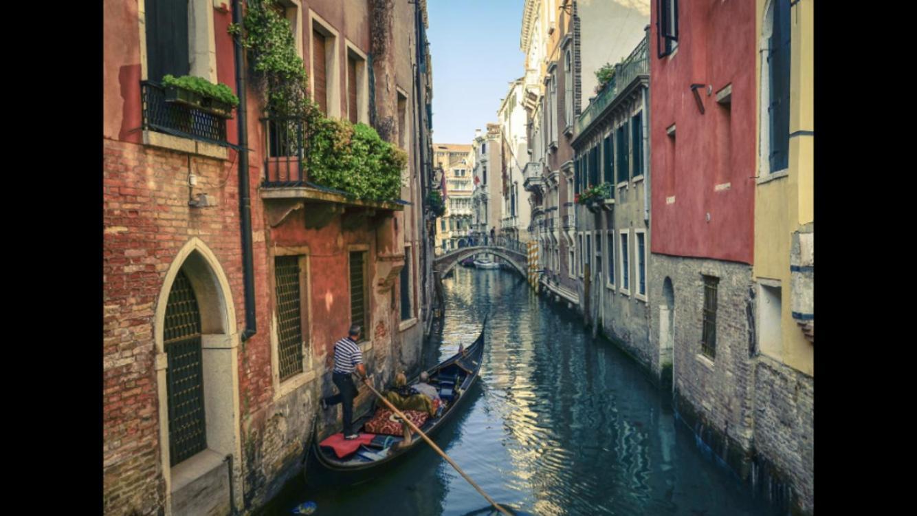 B&B Al Teatro With Canal View Venetië Buitenkant foto